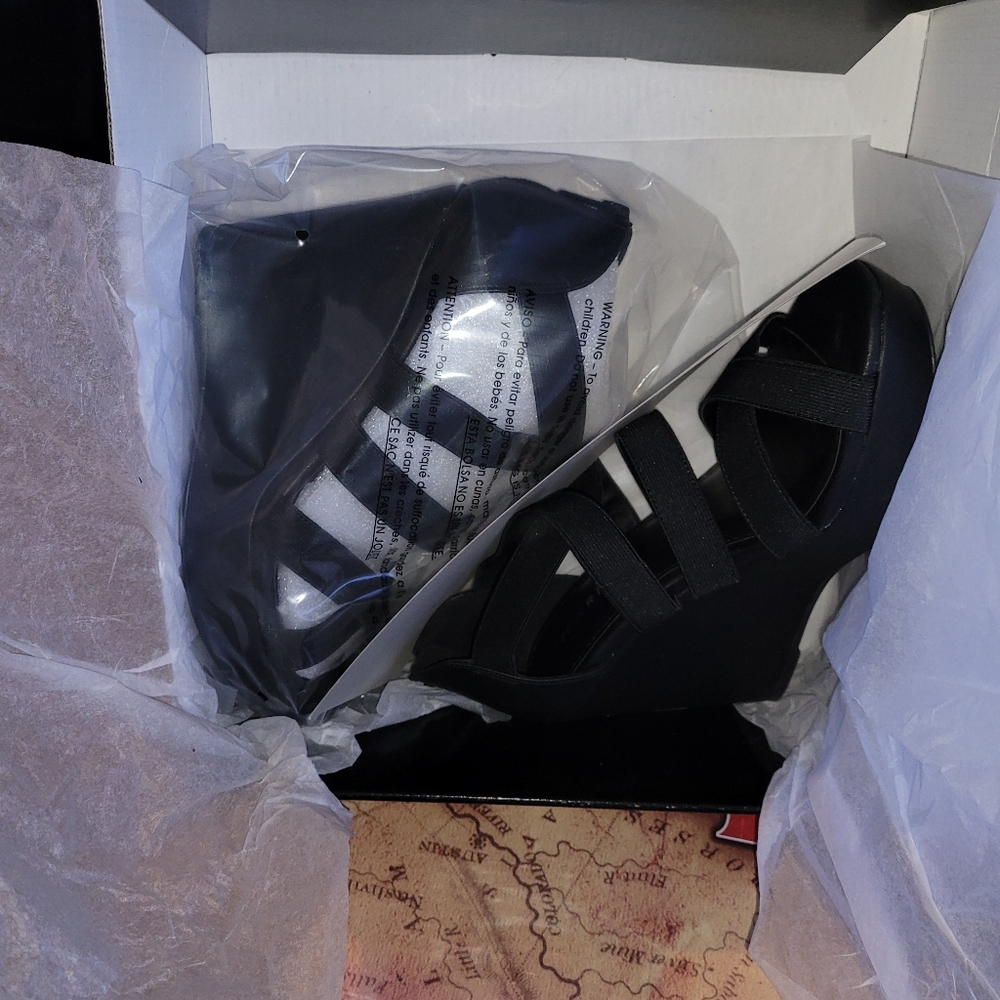 NWT Torrid black wedge shoes size 9